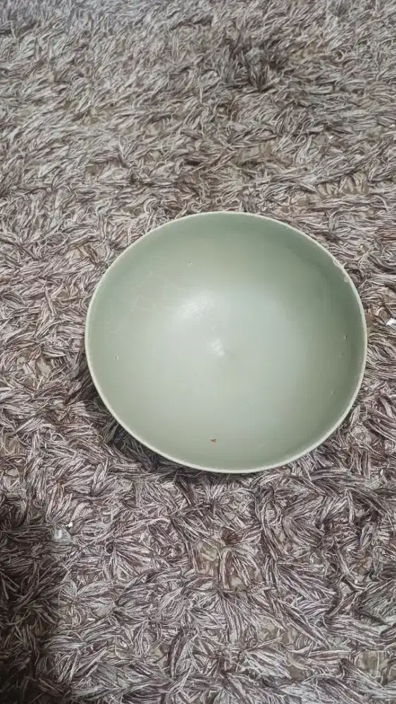 Sebuah mangkok saladon dinasty song.