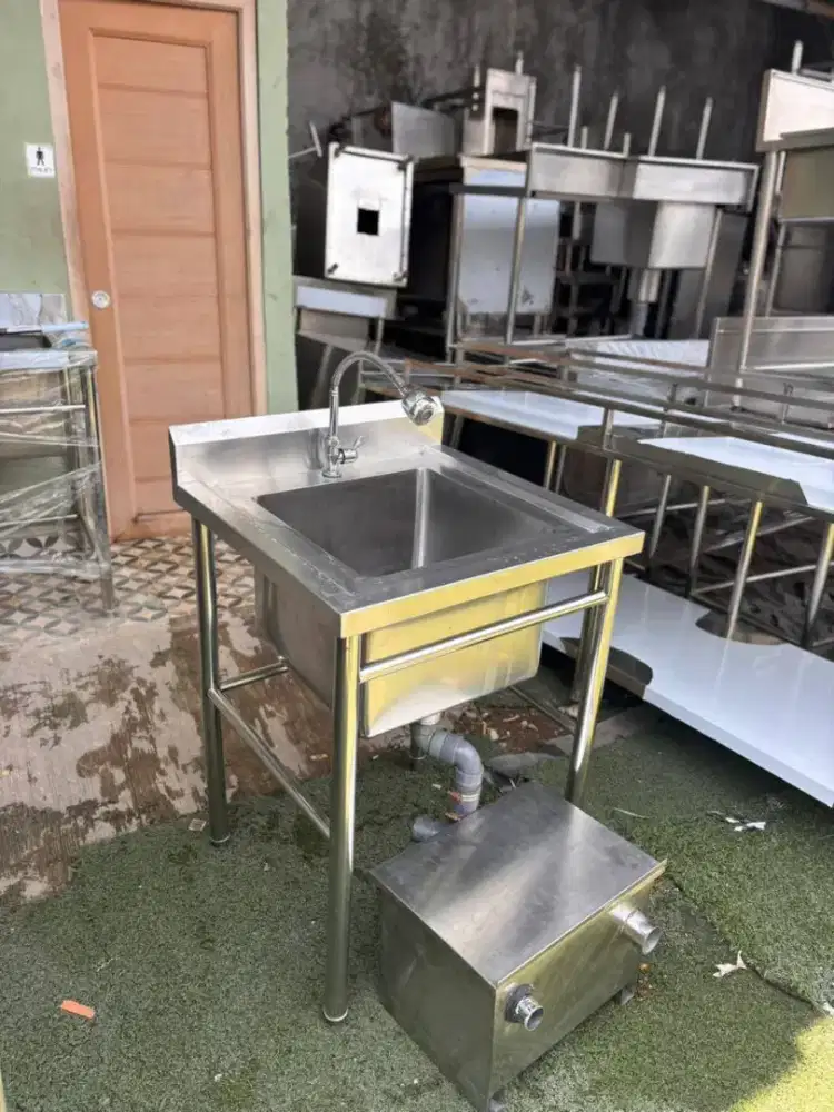 Sink 1 lubang 
Include kran dan grease trap 60x60x85
Lubangnya40x40x30