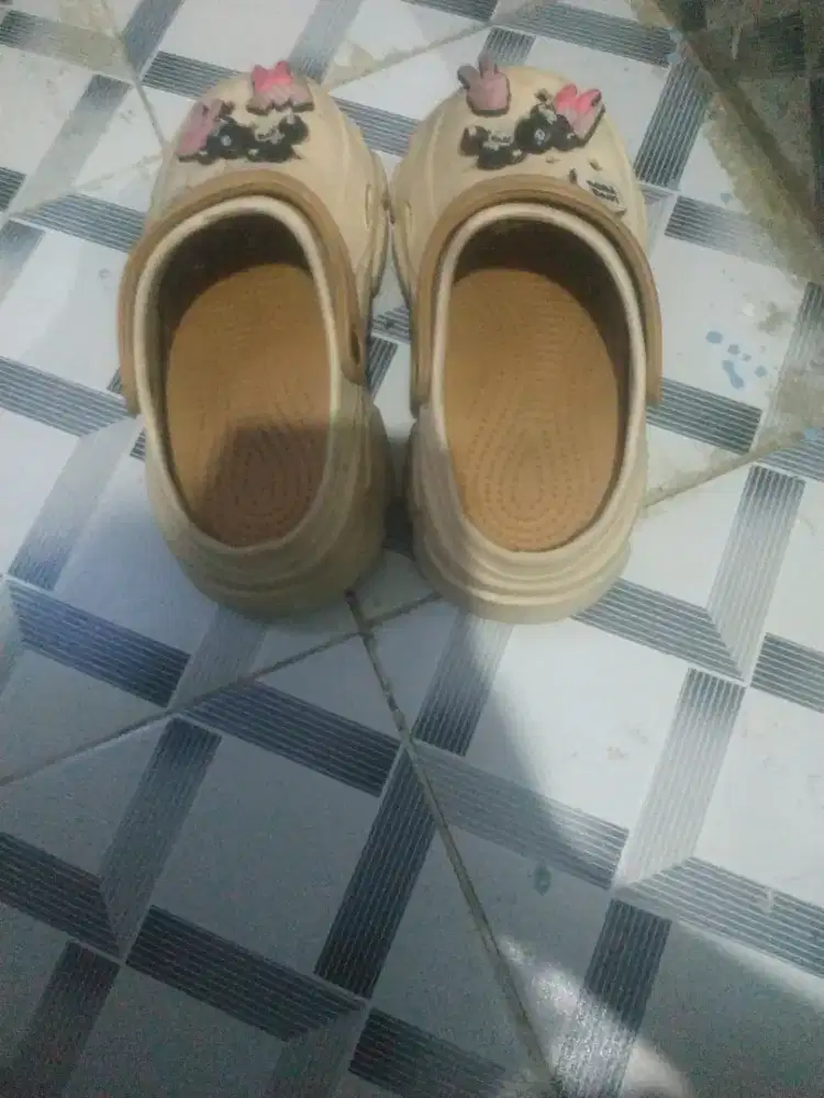 Sendal untuk bermain dan jalan jalan