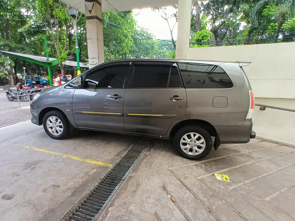 Toyota Kijang Innova 2010 Bensin