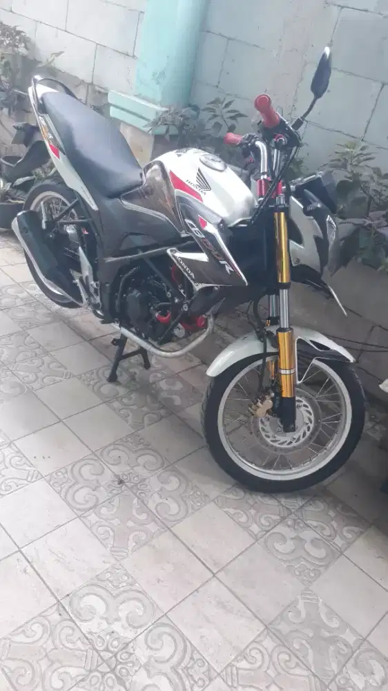 Dijual cepat CBR150 tahun 2014..surat2 lengkap .pajak panjaan...joss