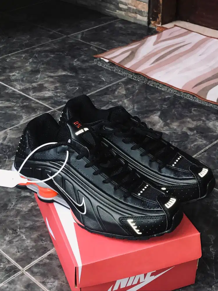 Nike Seri Shox R4