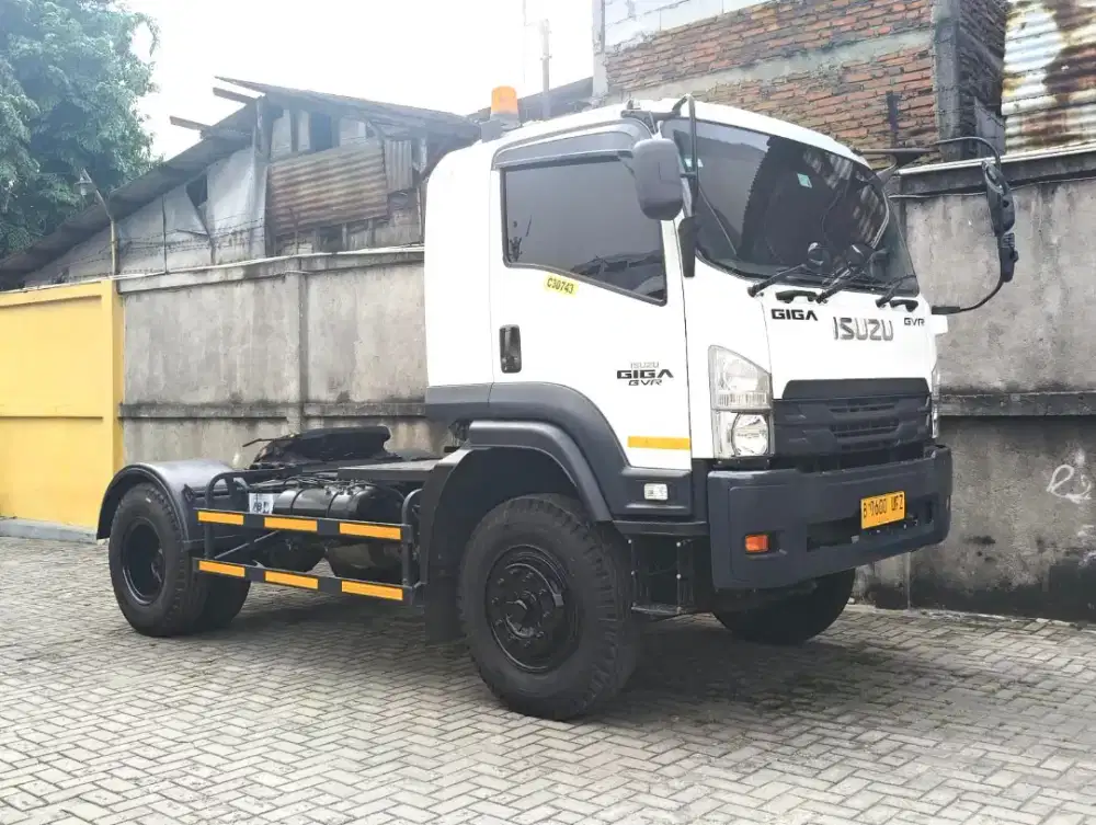 reg 2025 +banBARU MURAH Isuzu Giga Engkel 4x2 GVR 2024 tracktor head