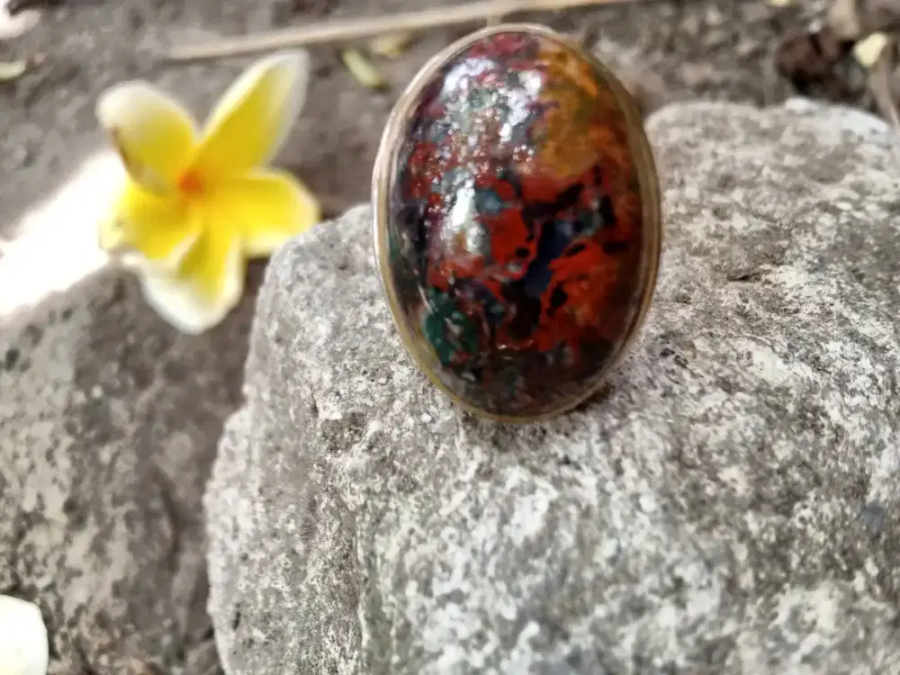 Batu motif bergambar