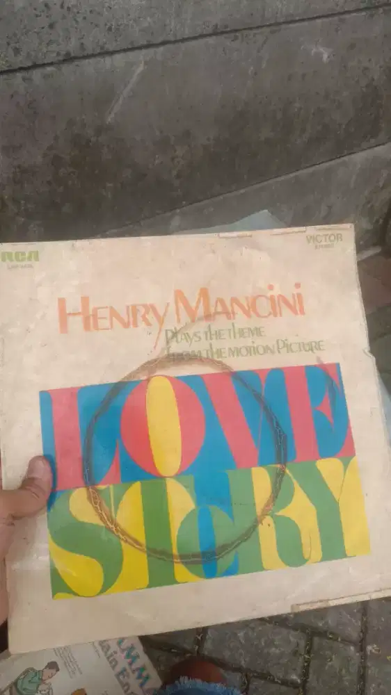 Piring Hitam Henry Mancini