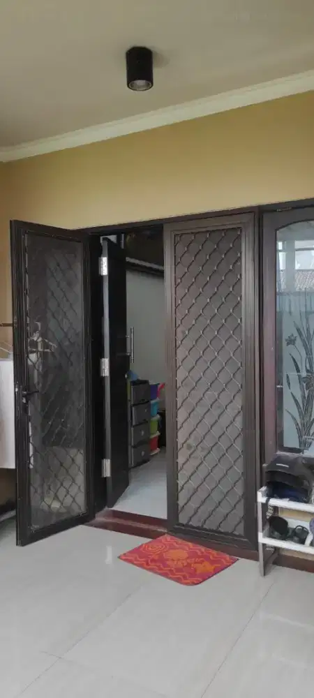 DISEWAKAN - Rumah nyaman di daerah Rungkut