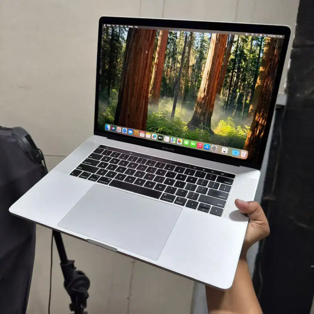 Macbook pro 2018 15 inch ram 16gb ssd 256gb ex ibox mulus bisa cod