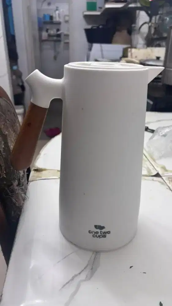 Teko air minum besar