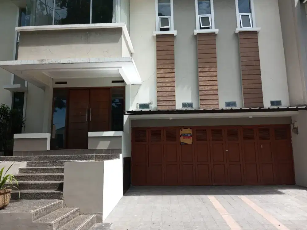 Jual/Sewa Rumah Mewah  Strategis di Kota Baru Parahyangan,Bandung  Full Furnish