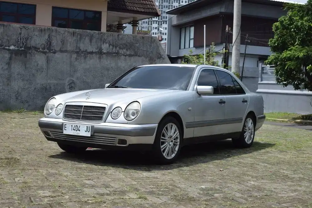 ANTIK!! MERCY E230 MT 1997, LOW KM, ORISINIL, SUPER ISTIMEWA!!