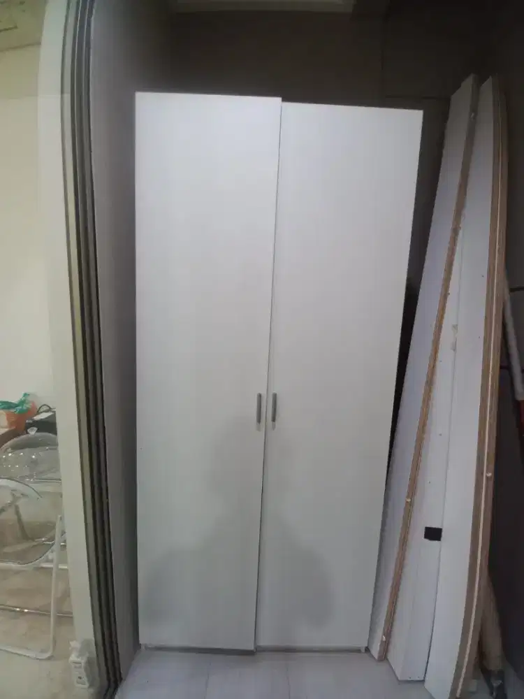 Lemari pakaian yang kokoh