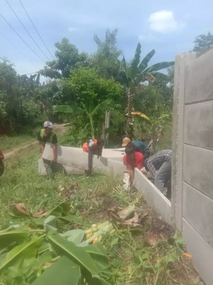 Pemasangan pagar. Beton. Bata merah, hebel.