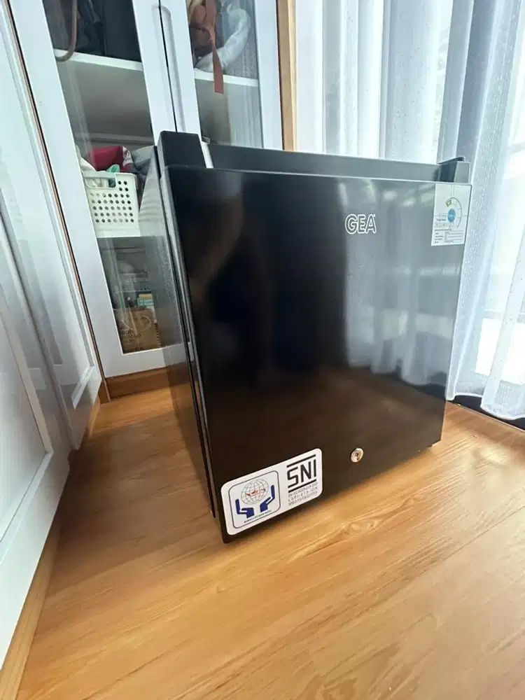 Jual Cepat Mini Kulkas merk Gea (hitam Glossy)