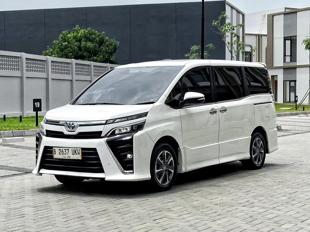 Toyota Voxy 2.0 Automatic Bensin 2019 Warna Putih Sunroft Panoramic