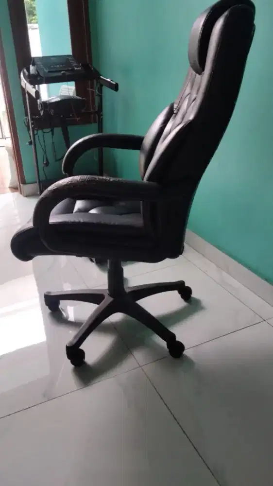 Kursi Direktur tidak kepakai jual murah aja