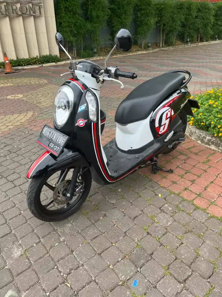 Scoopy Esp Sporty Hitam putih