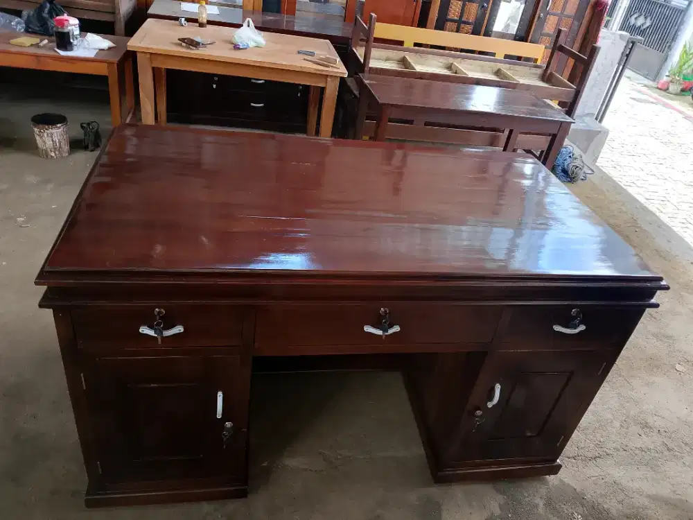 Meja Kantor/Meja Direktur JATI