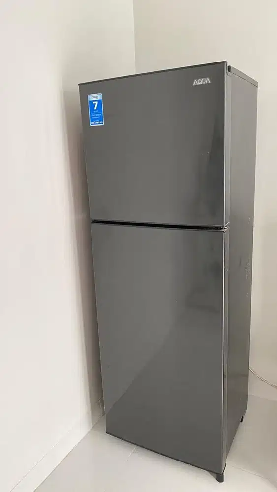Kulkas 2 pintu Merk Aqua AQR D261