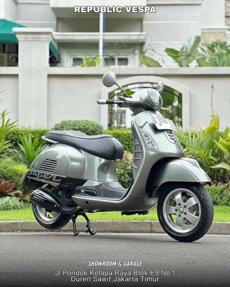 DIJUAL CEPAT PIAGGIO VESPA GTS 150 3V IE TH 2014 WARNA GREY