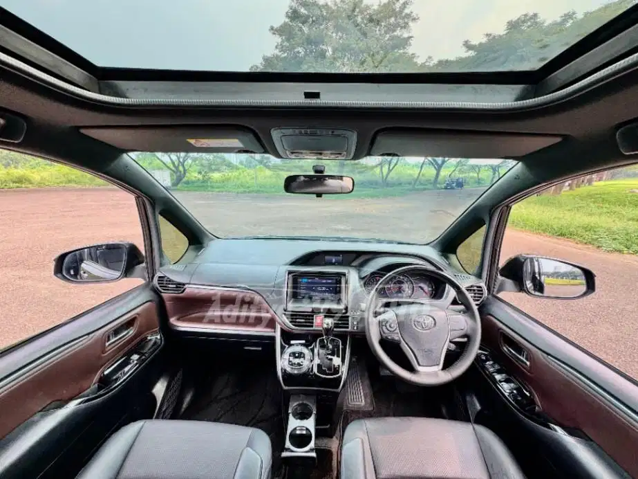 JAMINAN GARANSI 1 TH! TOYOTA VOXY 2.0 2019/2018 AT HARGA TERMURAH DURE