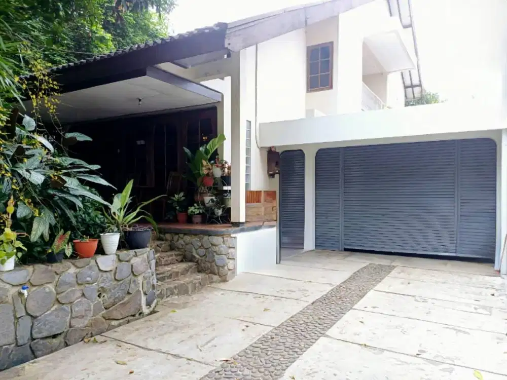 Rumah Ruang Usaha Jalan Cigadung Raya Bandung