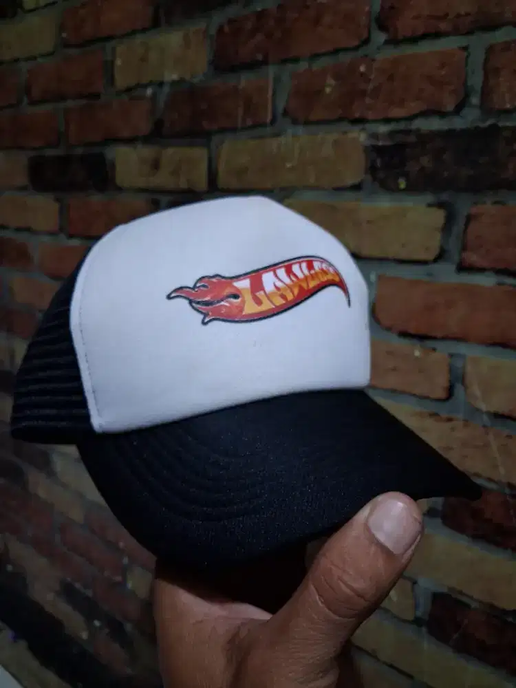 Topi Trucker brand LAWLESS