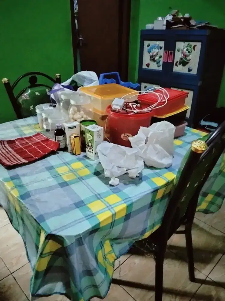 Meja makan, kursi keluarga dan meja