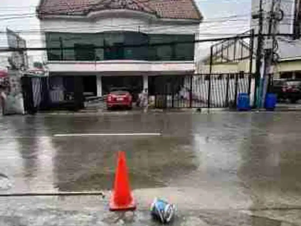 Tempat Usaha Raya Condet Parkir Luas