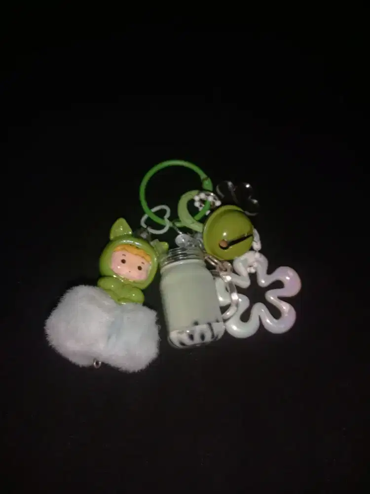 Gantungan Kunci hijau lucu Aesthetic —