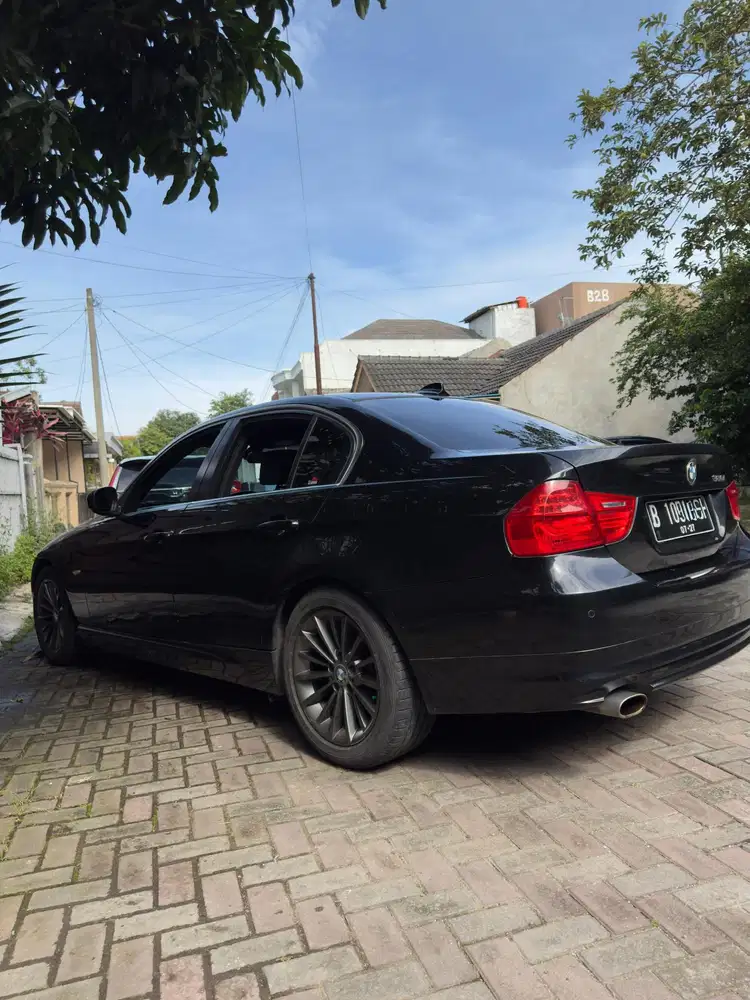 BMW 320i 2010 Bensin