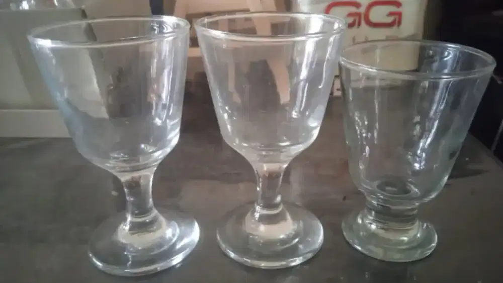 Dijual gelas anggur ada 18 pcs kondisi masih bagus layak pakai
