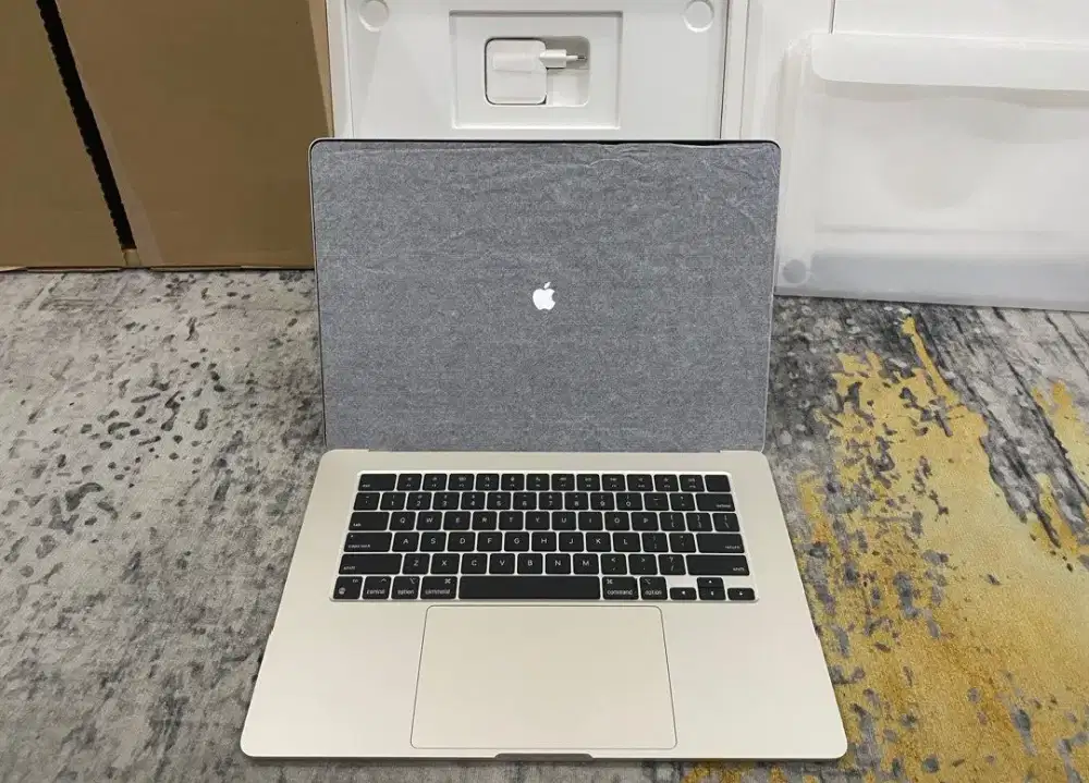 MacBook Air 15 M3 2024 8GB 256GB StarLight iBox Garansi ON 2026