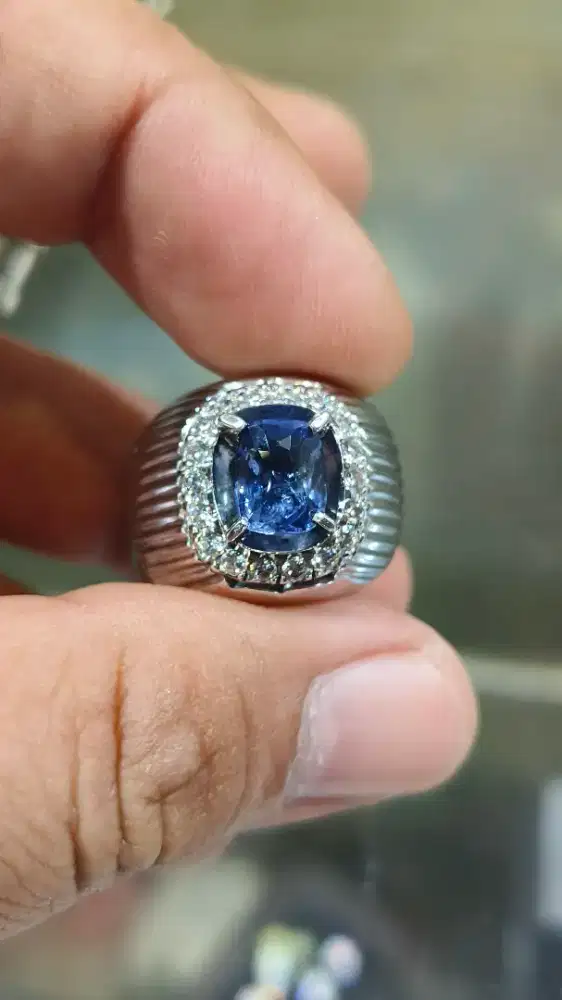 Natural blue sapphire cylon