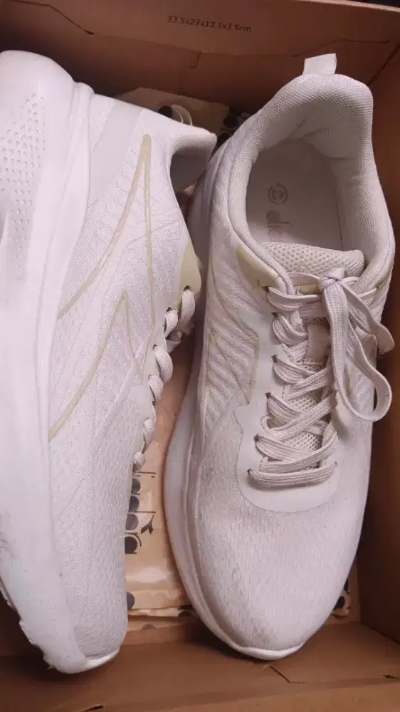 Sepatu running merek Diadora