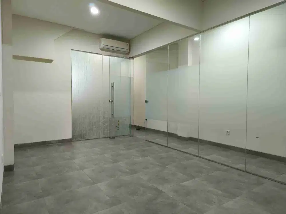 Disewakan ruang usaha di lantai 3,rapi siap masuk