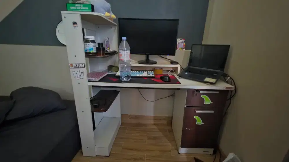 meja + monitor samsung curve best paling 1 juta doang