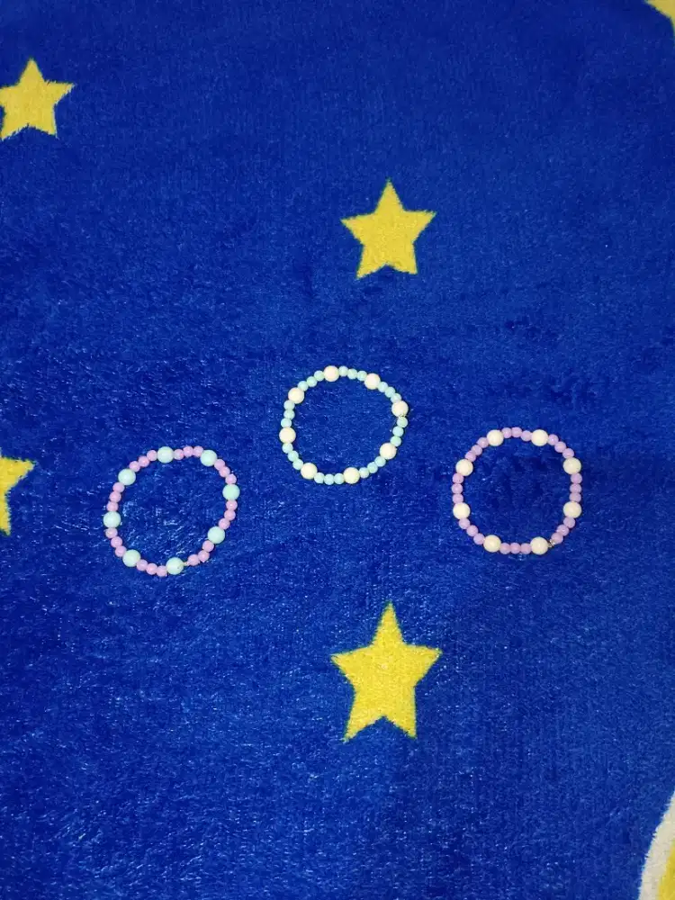 Gelang manik-manik pastel