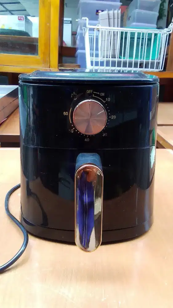 Air fryer hitam