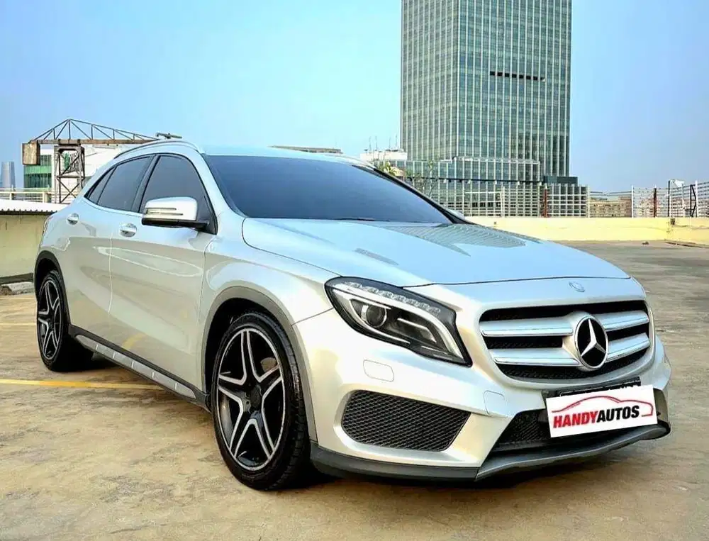 Mercedes Benz GLA 200 Tahun 2014 Automatic Abu Abu Muda Metalik