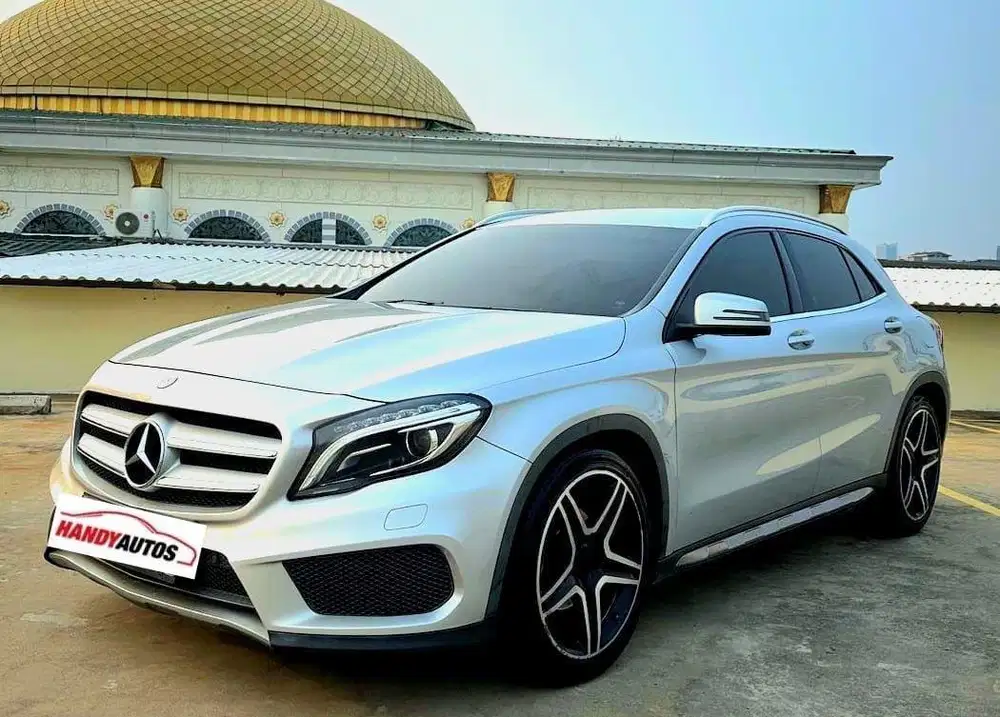 Mercedes Benz GLA 200 Tahun 2014 Automatic Abu Abu Muda Metalik