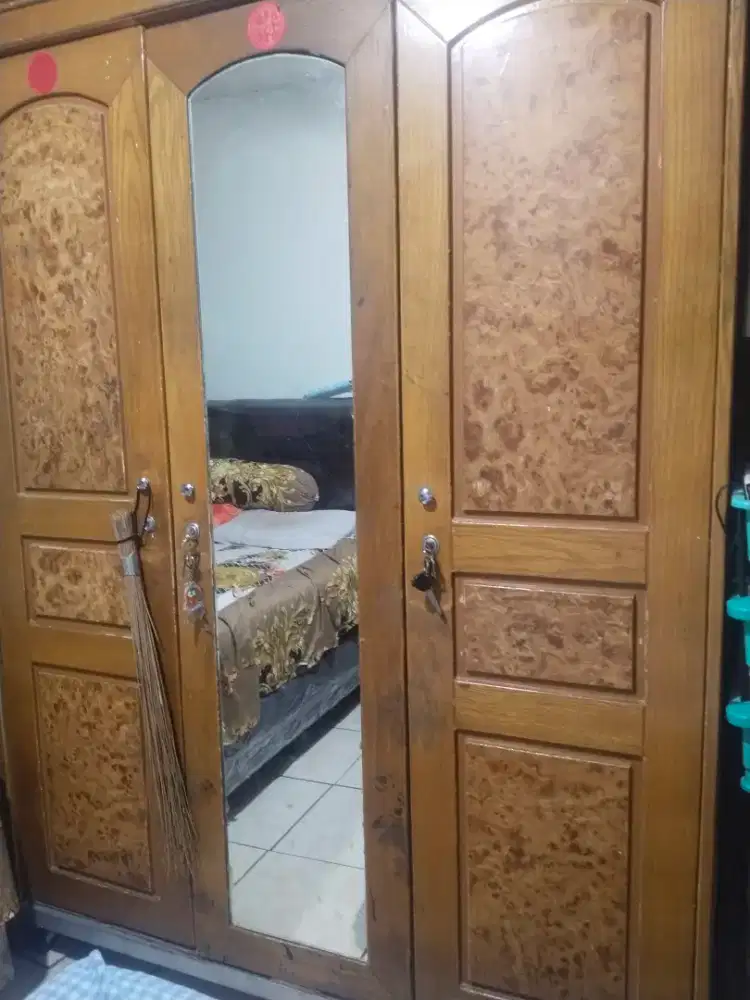 Lemari pakaian slot laci