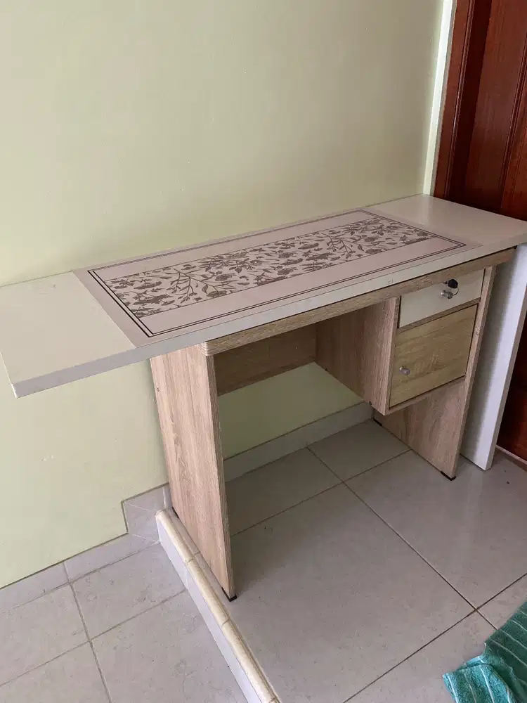 Meja kerja kecil, kondisi masih layak dipakai. Ada sedikit goresan dan