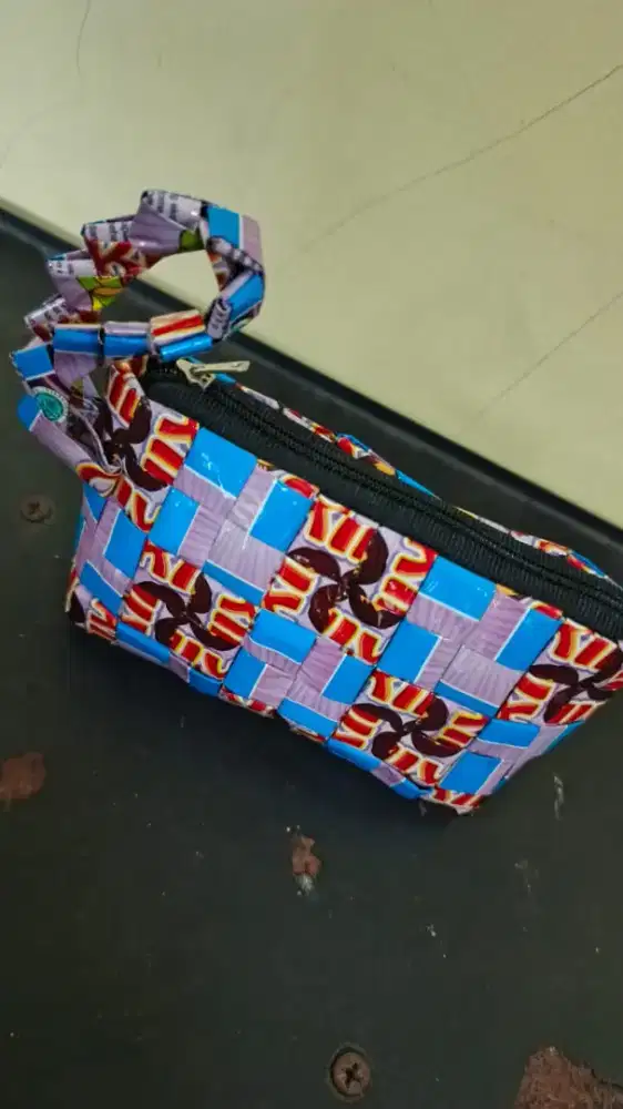 Dompet Anyam Upcycle dari Bungkus Kopi