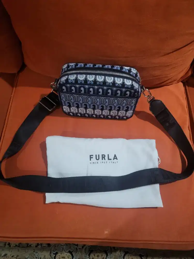 Furla selempang warna biru