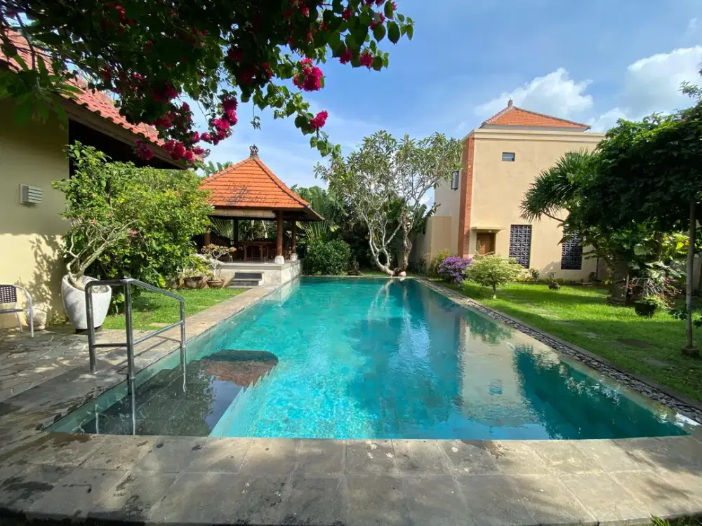 Villa Tersembunyi Dengan Gaya Klasik Bukit Hijau Jimbaran Bali