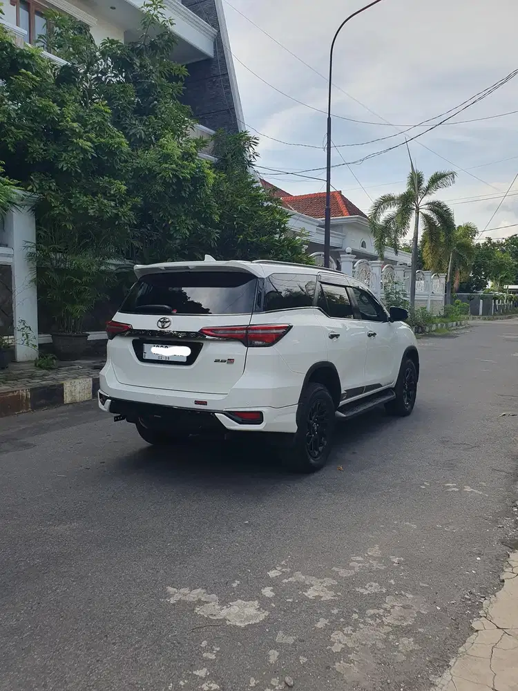 Fortuner 2023 GR Sport 2.8 Km 33rb Matic Diesel Warna Putih Plat L