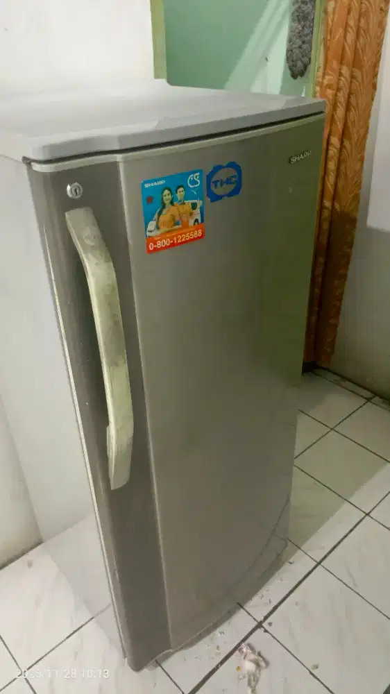 Kulkas sharp lengkap jamin masih segel belum pernah servis