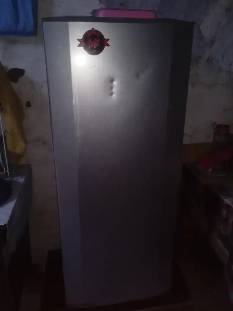 Jual kulkas bekas masih dingin banget .merek SANYO