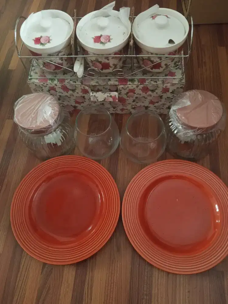 Piring cantik 2, toples cantik 2, tempat serbaguna 3  rak, gelas 90%