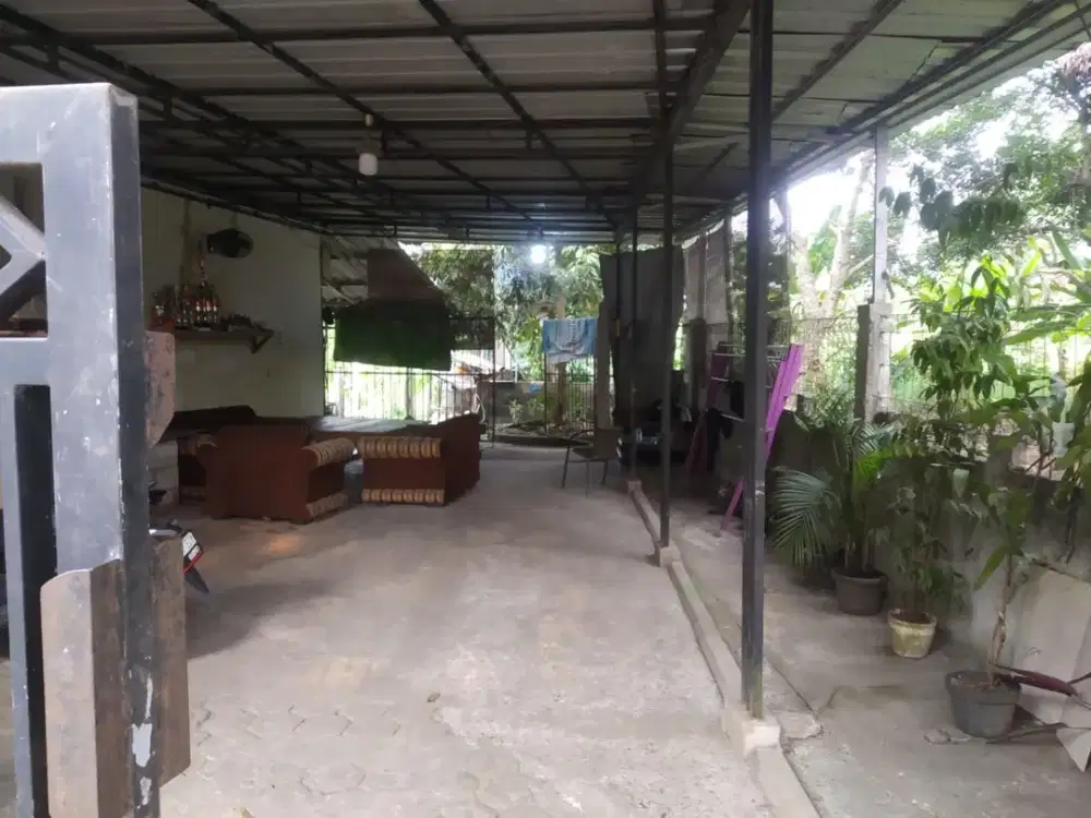 Rumah dengan tanah yang luas dan asri di Bojong gede